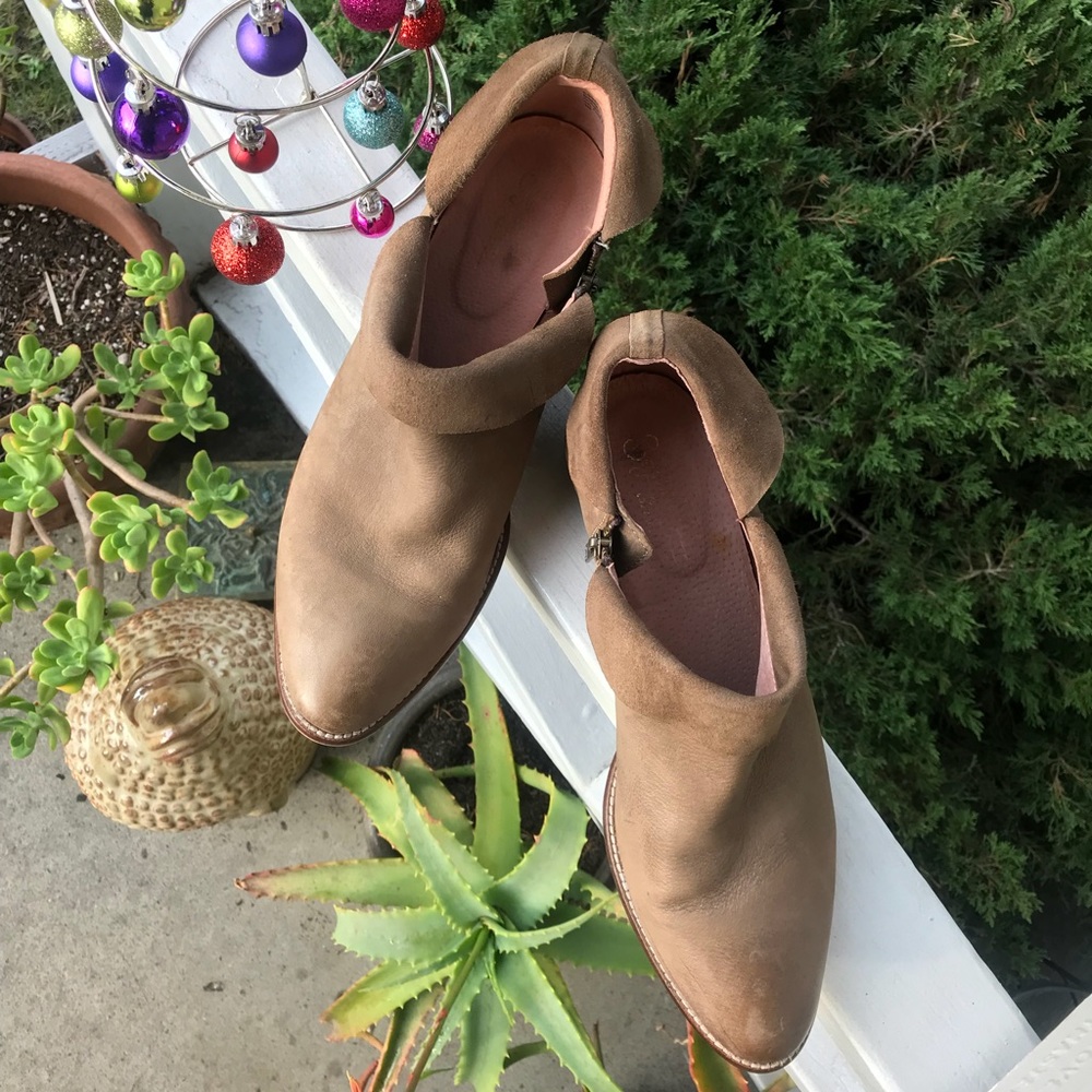 SOLD Seychelles Snare bootie in Tan - Picture 3 of 8